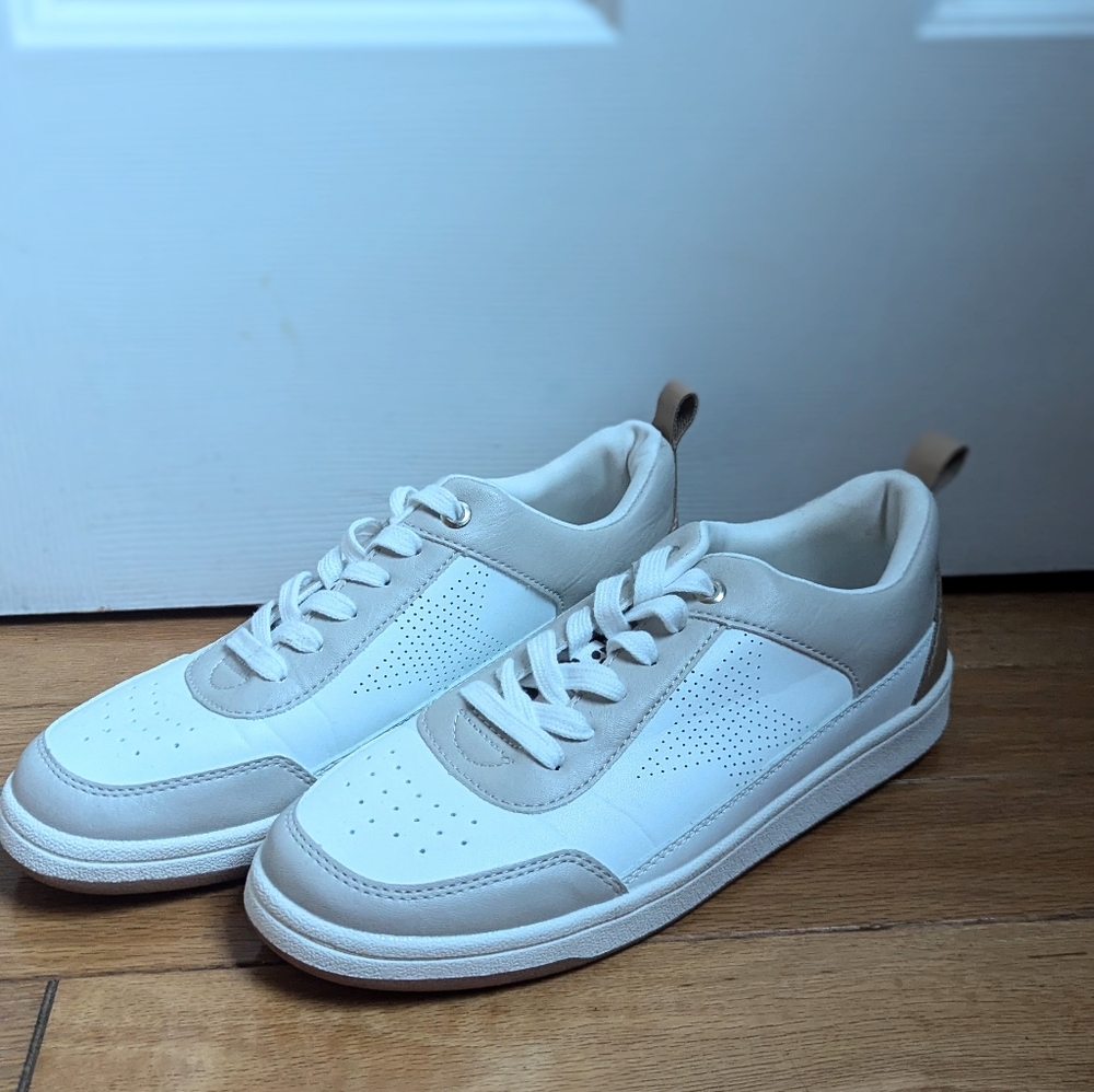 Universal Thread Women's Rena Sneakers